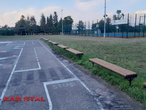 Ławki bez oparcia przy boisku szkolnym – realizacja Kar Stal