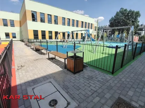 Ławki i kosz na śmieci przy placu zabaw – realizacja Kar Stal