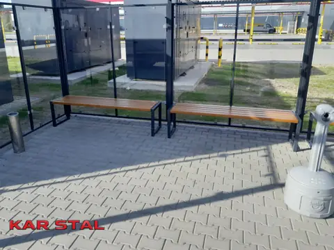 Wiata przeszklona z ławkami na terenie zakładu – realizacja Kar Stal