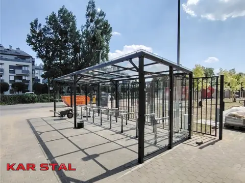 Wiata rowerowa z dachem ze szkła i stojakami – realizacja Kar Stal