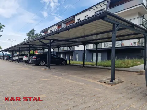 Wiaty samochodowe na parkingu osiedla – realizacja Kar Stal