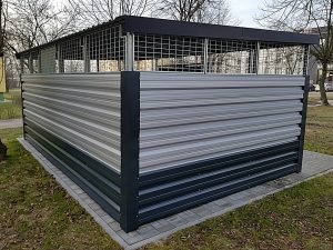 Wiata śmietnikowa Jastrząb 800×300 cm z 3 furtkami – producent Karstal
