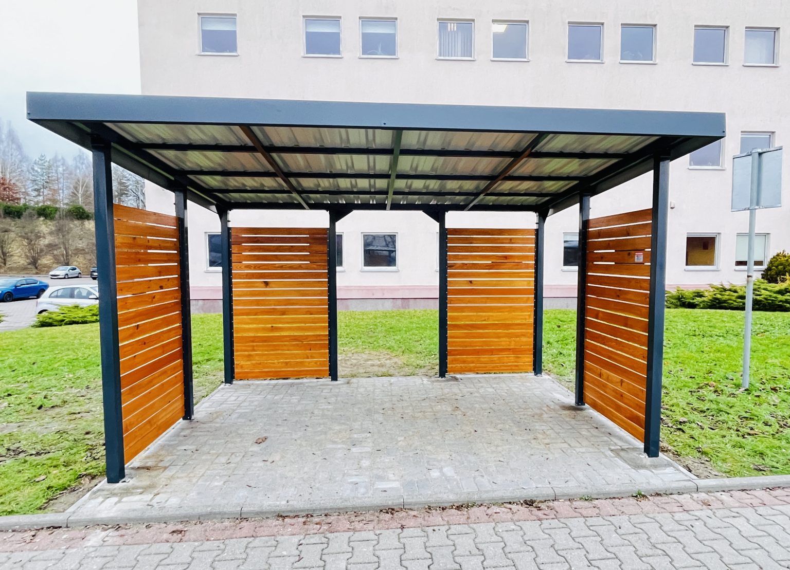 Wiata samochodowa carport 4x3 m z roletami drewnianymi — producent Karstal