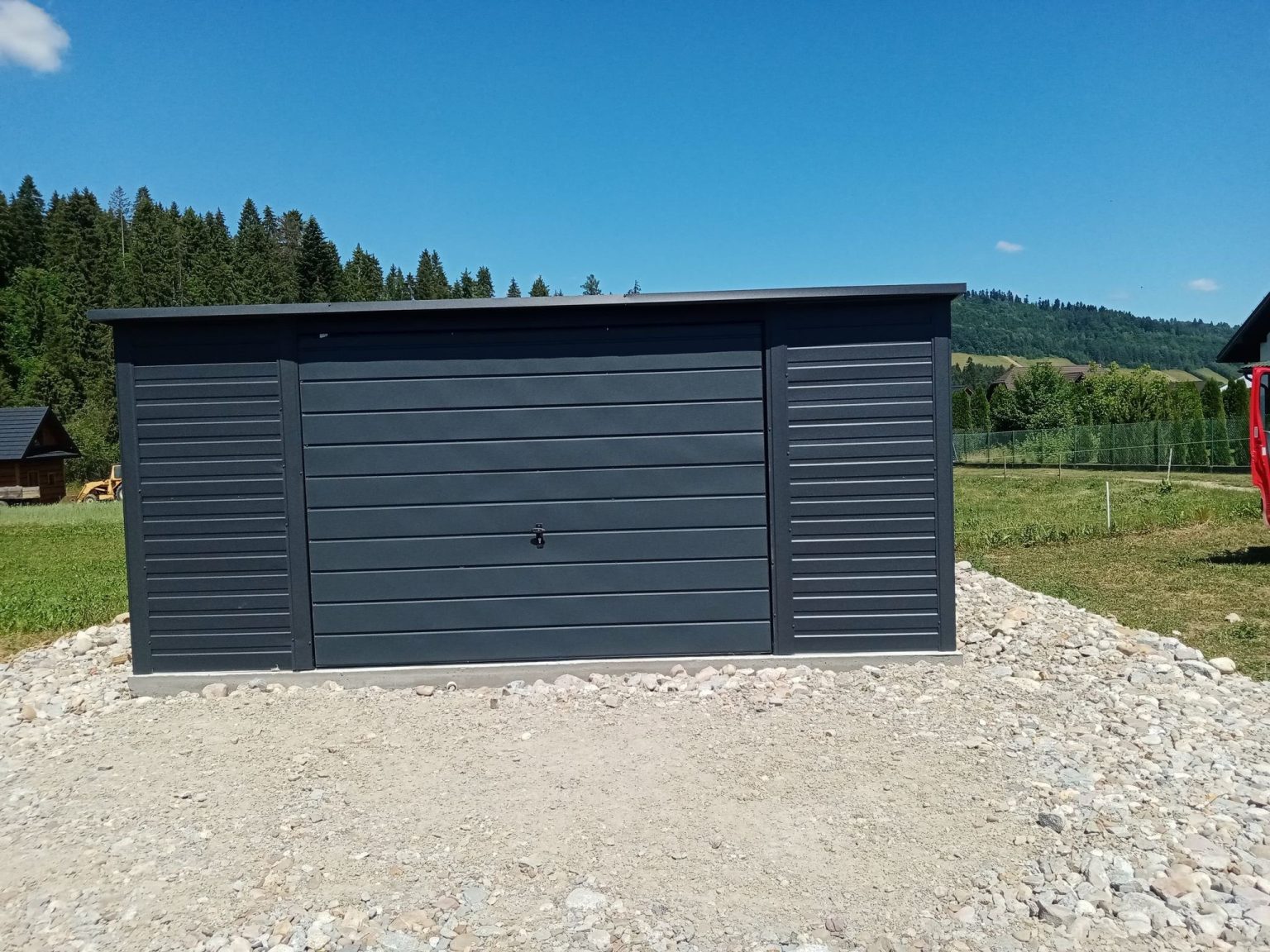 Garaż blaszany 4x5 m z bramą dwuskrzydłową i dachem spadowym — producent Karstal