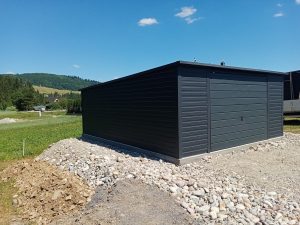 Garaż blaszany 4x5 m z bramą dwuskrzydłową i dachem spadowym — producent Karstal