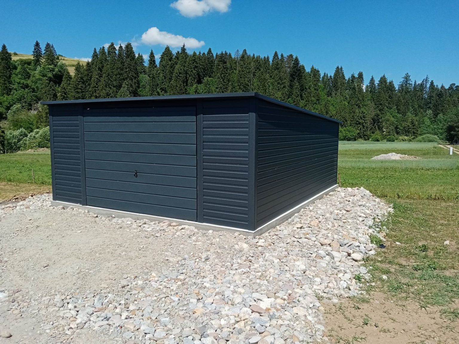Garaż blaszany 4x5 m z bramą dwuskrzydłową i dachem spadowym — producent Karstal
