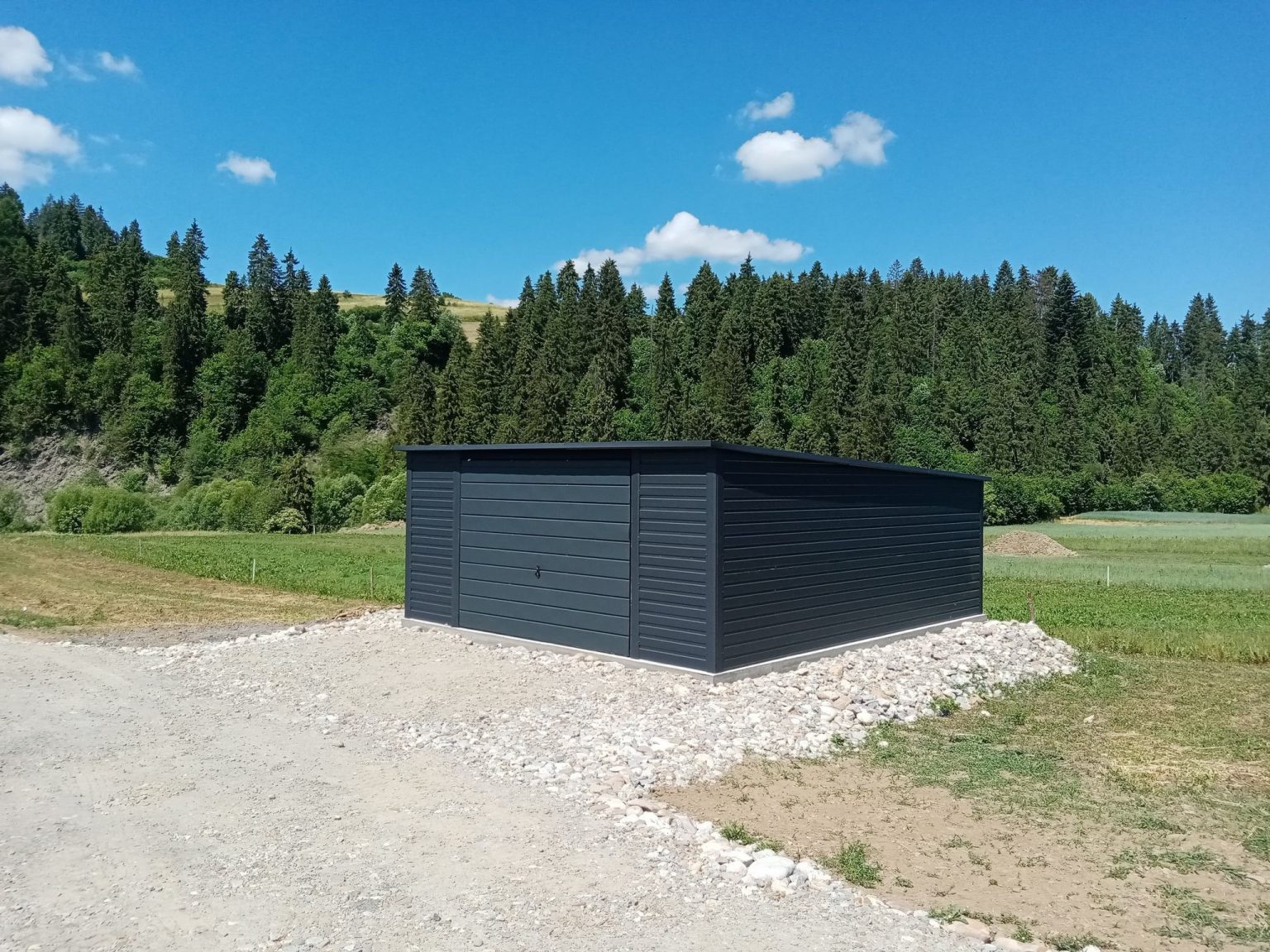 Garaż blaszany 5x5 m z bramą dwuskrzydłową – producent Karstal