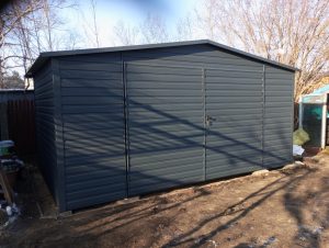 Garaż blaszany dwuspadowy 3x5 m z bramą dwuskrzydłową — producent Karstal
