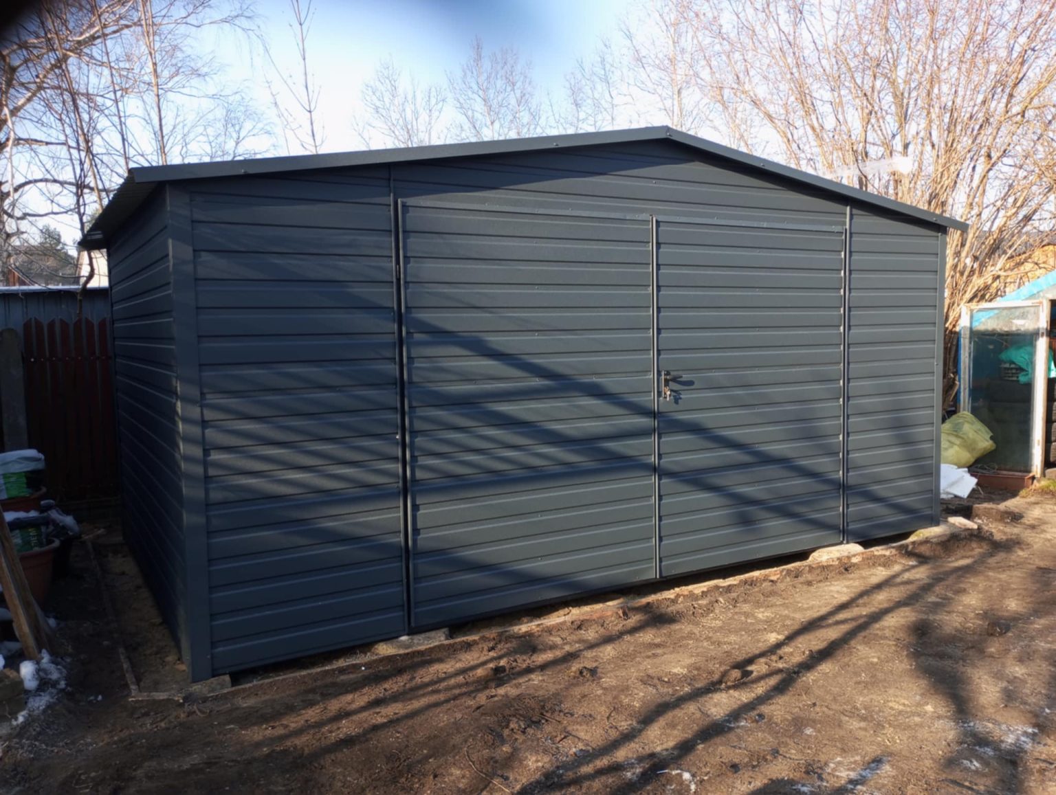 Garaż blaszany dwuspadowy 5x6 m z bramą dwuskrzydłową — producent Karstal