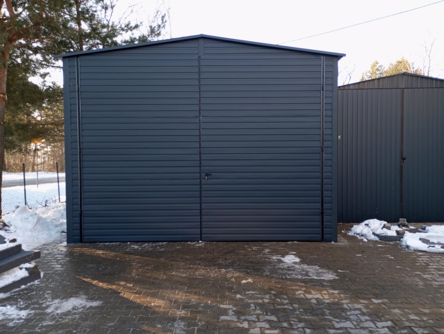 Garaż blaszany dwuspadowy 5x6 m z bramą dwuskrzydłową — producent Karstal