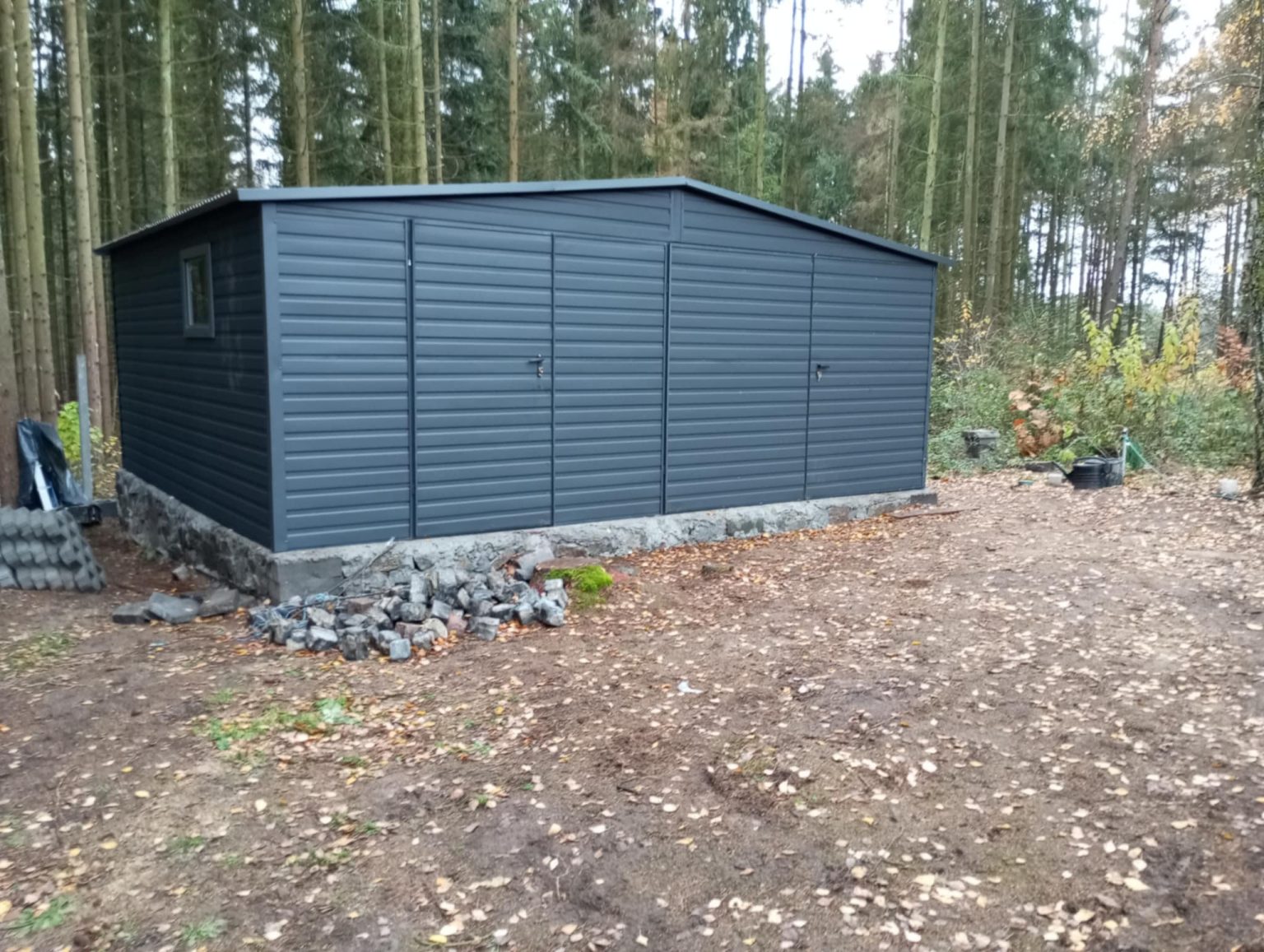 Garaż blaszany dwuspadowy 5x6 m z bramą dwuskrzydłową — producent Karstal