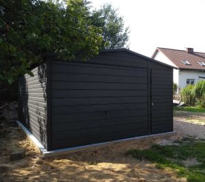 Garaż blaszany dwuspadowy 5x6 m z bramą dwuskrzydłową — producent Karstal