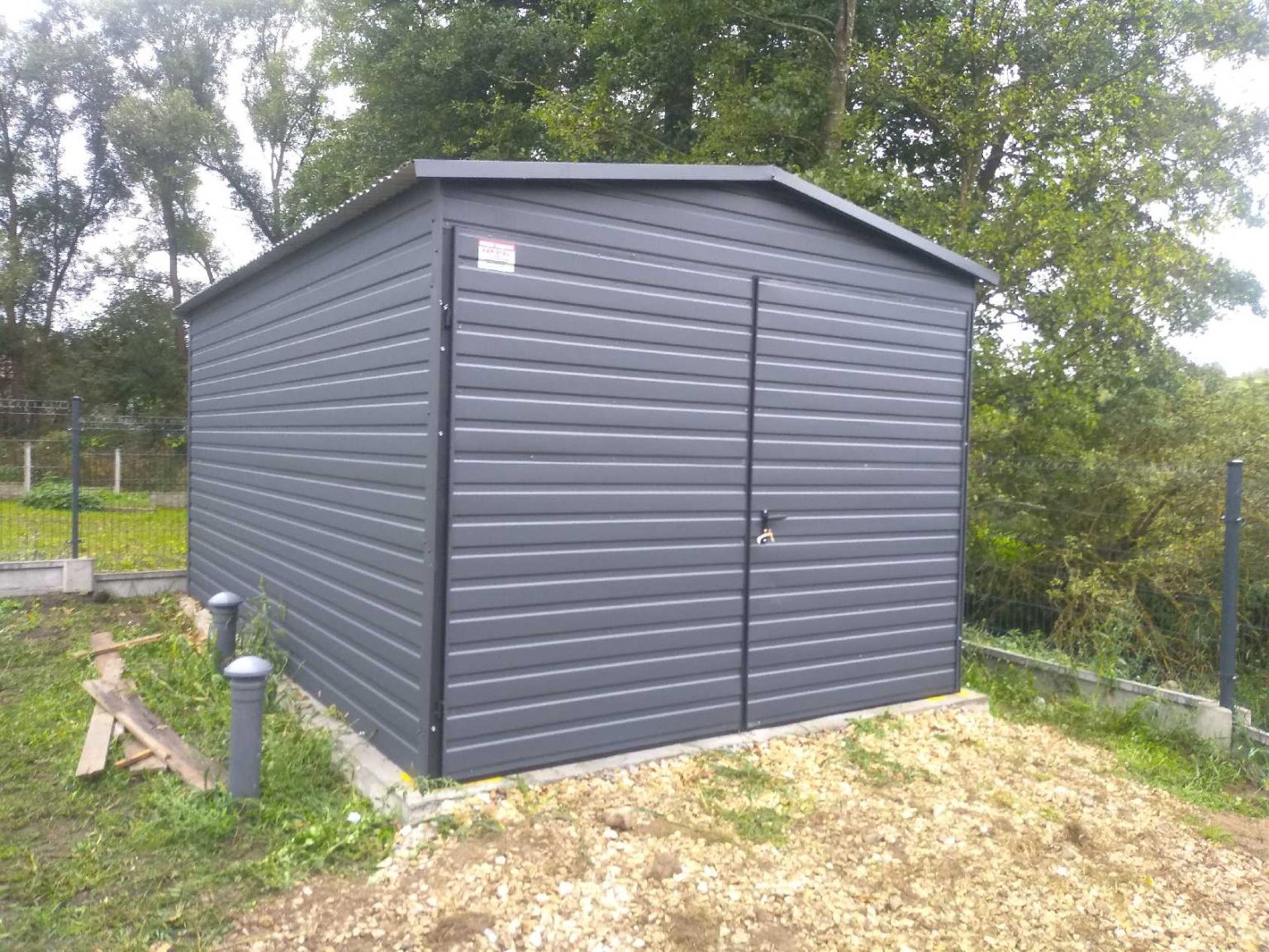 Garaż blaszany dwuspadowy 5x6 m z bramą dwuskrzydłową — producent Karstal