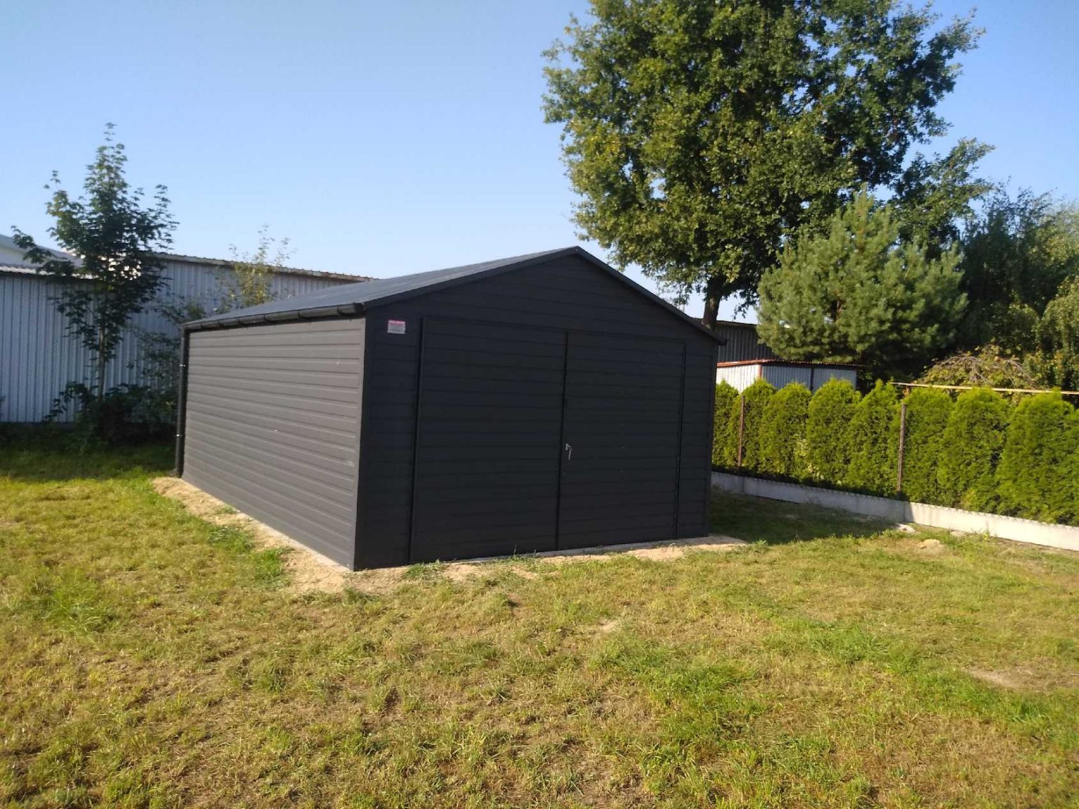 Garaż blaszany dwuspadowy 5x6 m z bramą dwuskrzydłową — producent Karstal