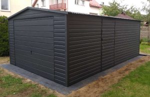 Garaż blaszany dwuspadowy 5x6 m z bramą dwuskrzydłową — producent Karstal