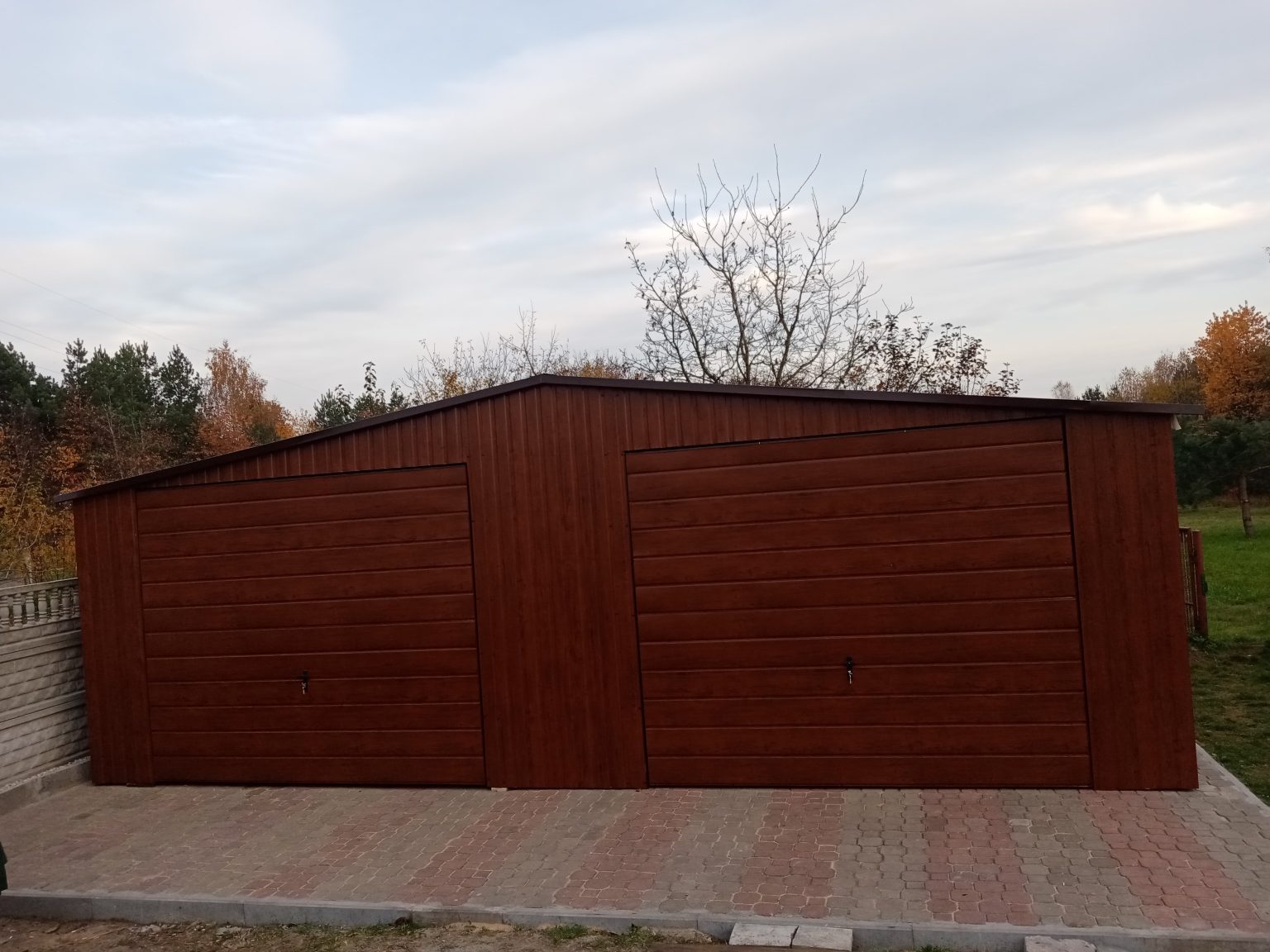 Garaż blaszany dwustanowiskowy 6x5 m z blachą drewnopodobną — producent Karstal