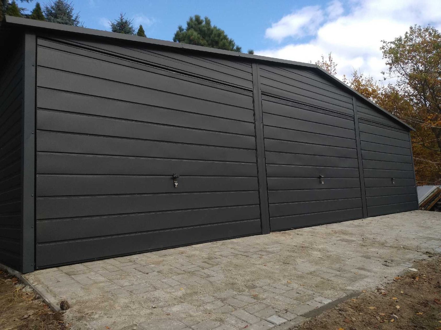 Garaż blaszany trzystanowiskowy 9x6 m z dachem dwuspadowym — producent Karstal
