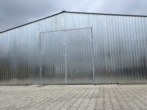 Garaż blaszany na wymiar z blachy ocynkowanej – producent Karstal