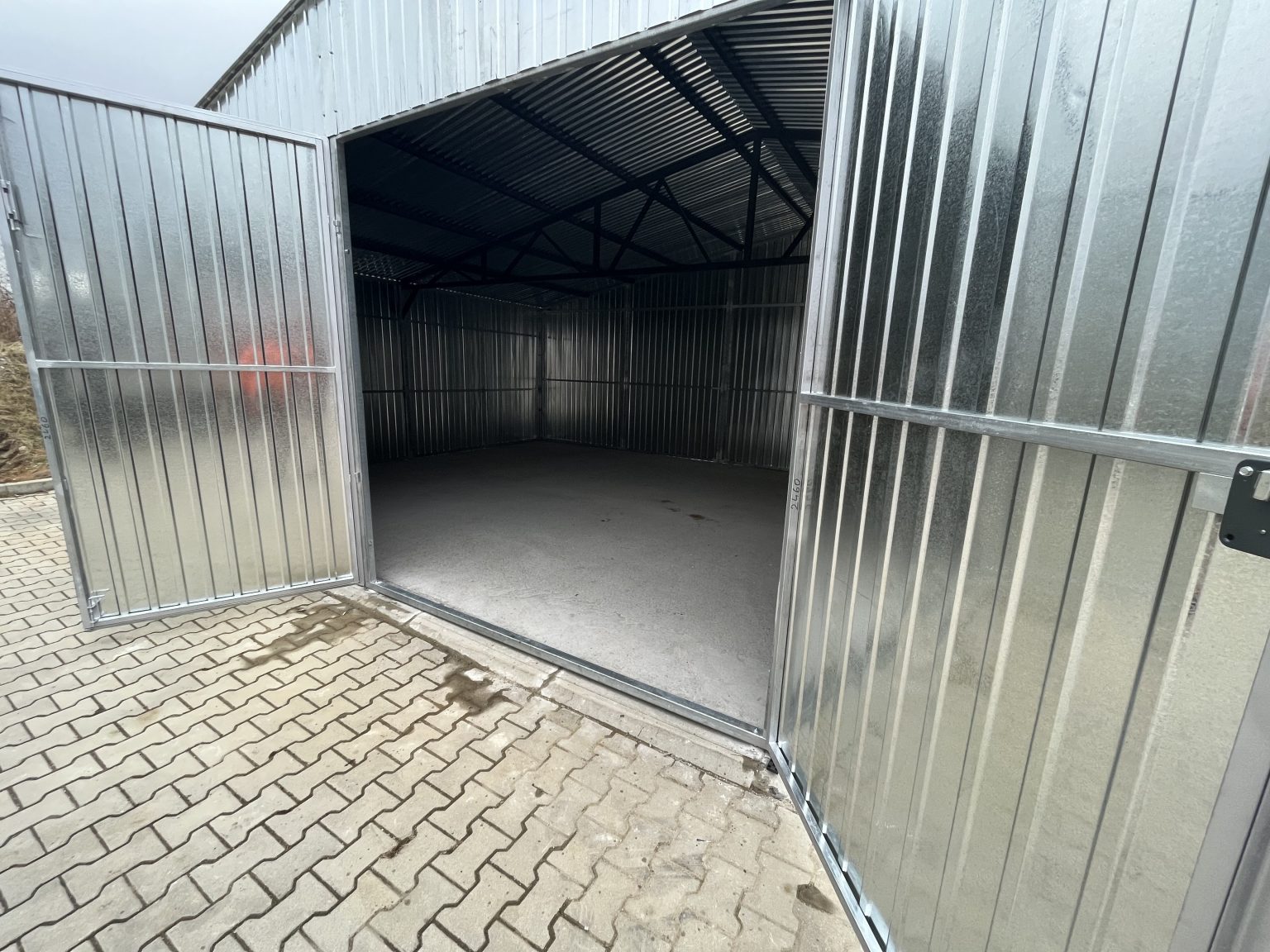 Garaż blaszany na wymiar z blachy ocynkowanej – producent Karstal
