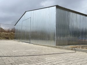 Garaż blaszany na wymiar z blachy ocynkowanej – producent Karstal
