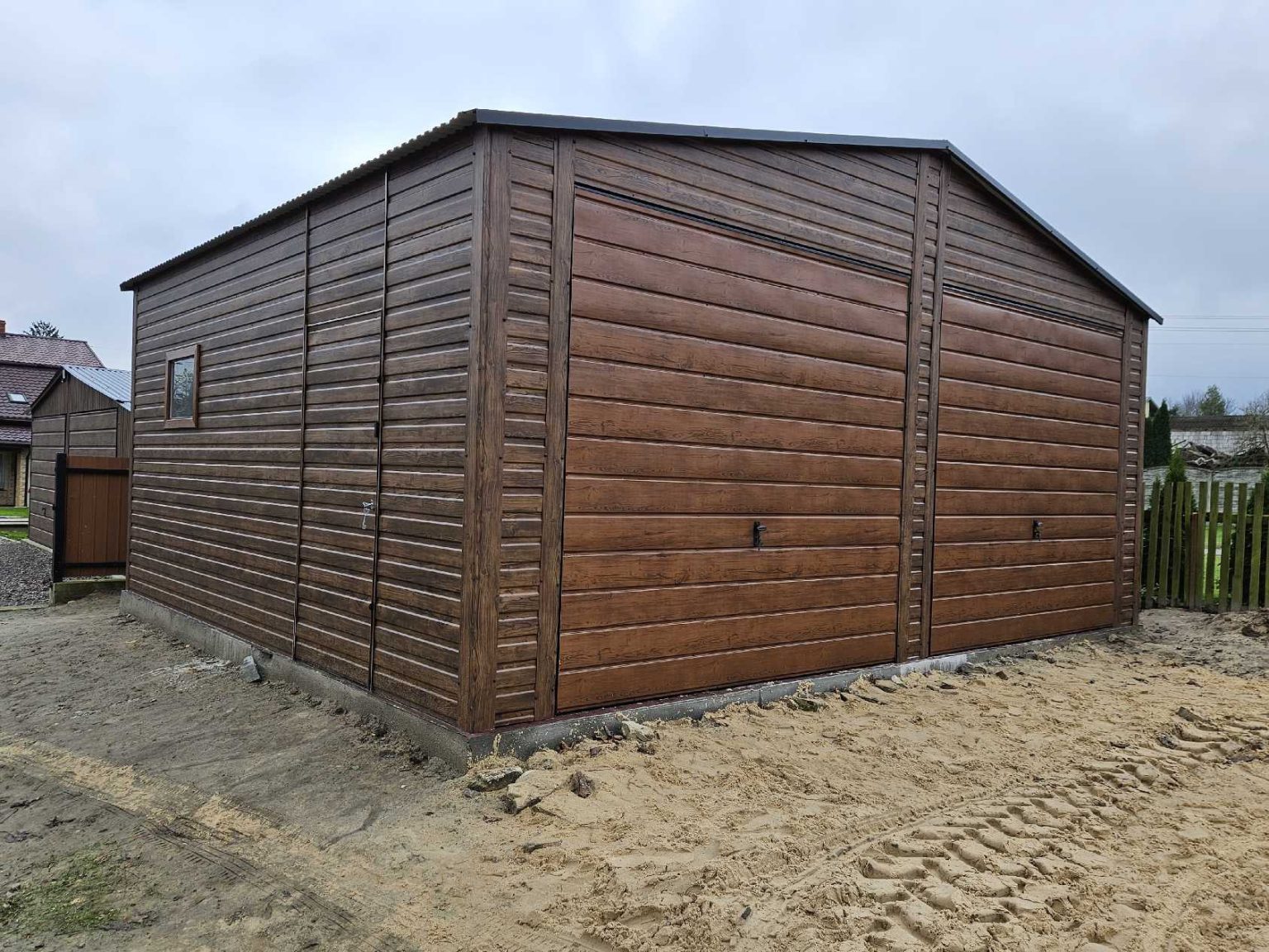 Garaż blaszany dwustanowiskowy 6x5 m z blachą drewnopodobną — producent Karstal