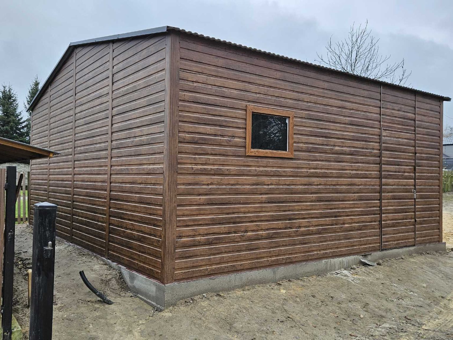 Garaż blaszany dwustanowiskowy 6x5 m z blachą drewnopodobną — producent Karstal