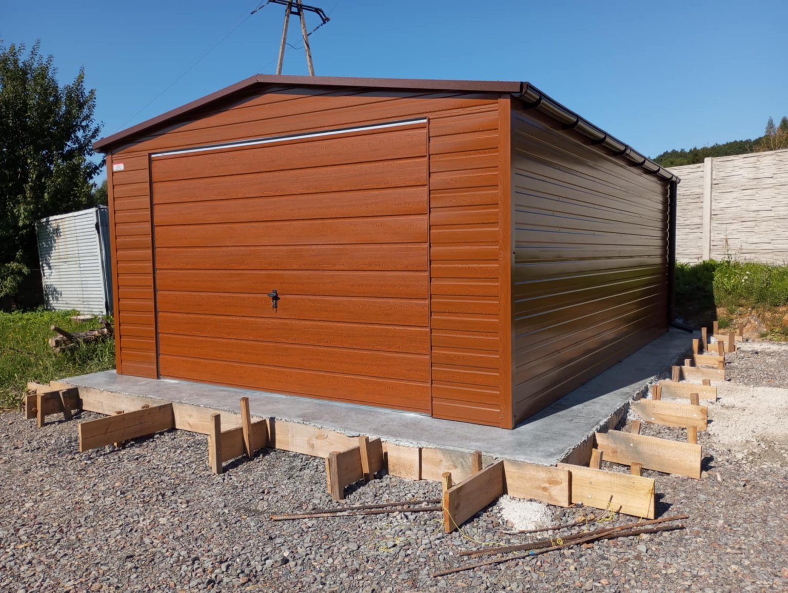 Garaż blaszany dwuspadowy 4x5 m w kolorze drewnopodobnym — producent Karstal