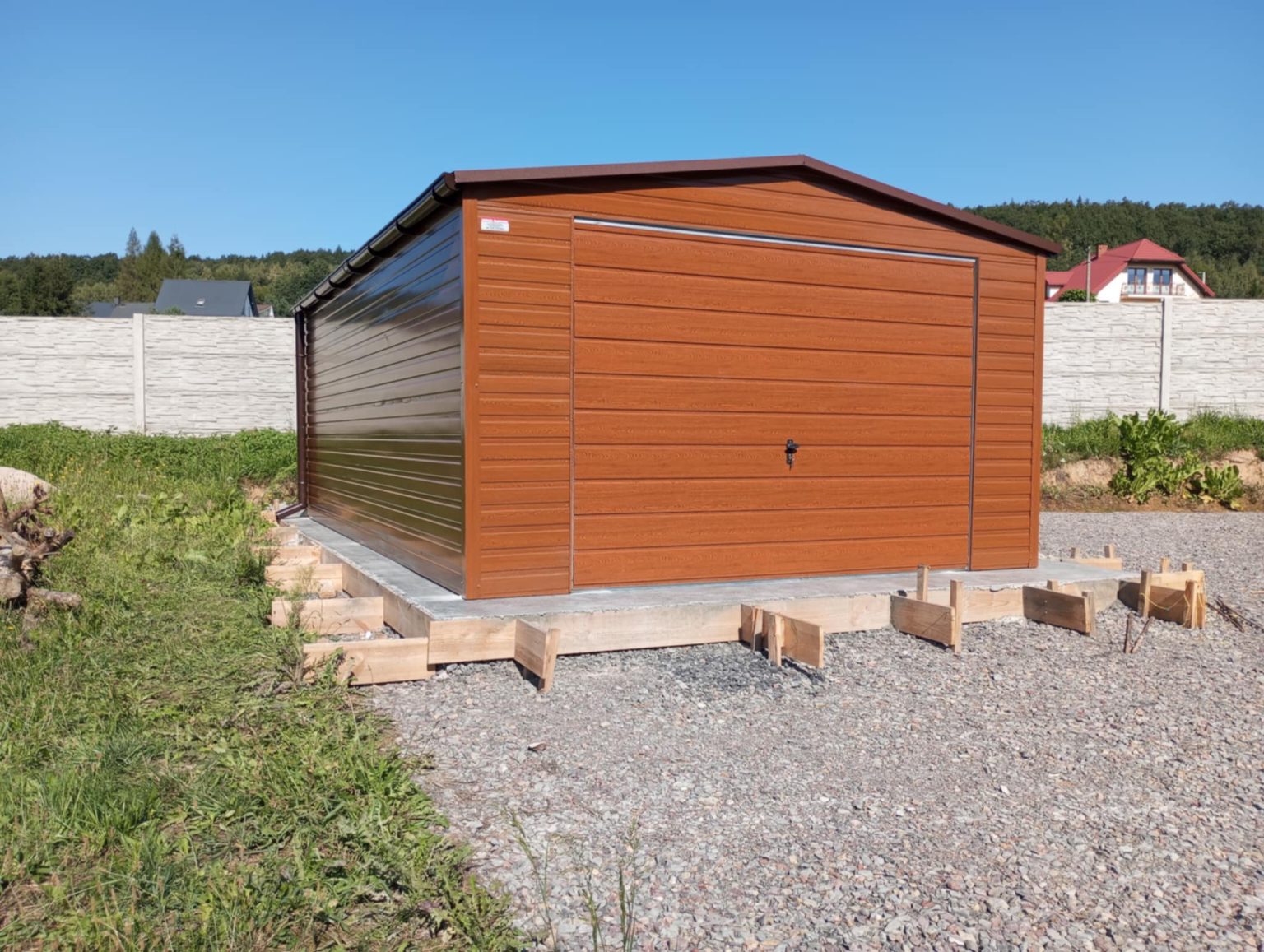 Garaż blaszany dwuspadowy 4x5 m w kolorze drewnopodobnym — producent Karstal