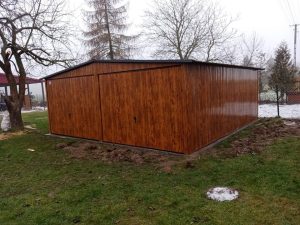 Garaż blaszany dwuspadowy 4x5 m w kolorze drewnopodobnym — producent Karstal