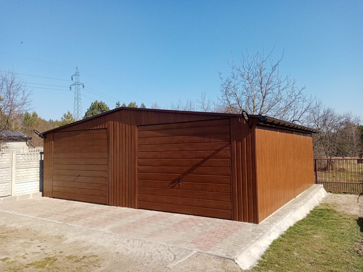 Garaż blaszany dwuspadowy 4x5 m w kolorze drewnopodobnym — producent Karstal
