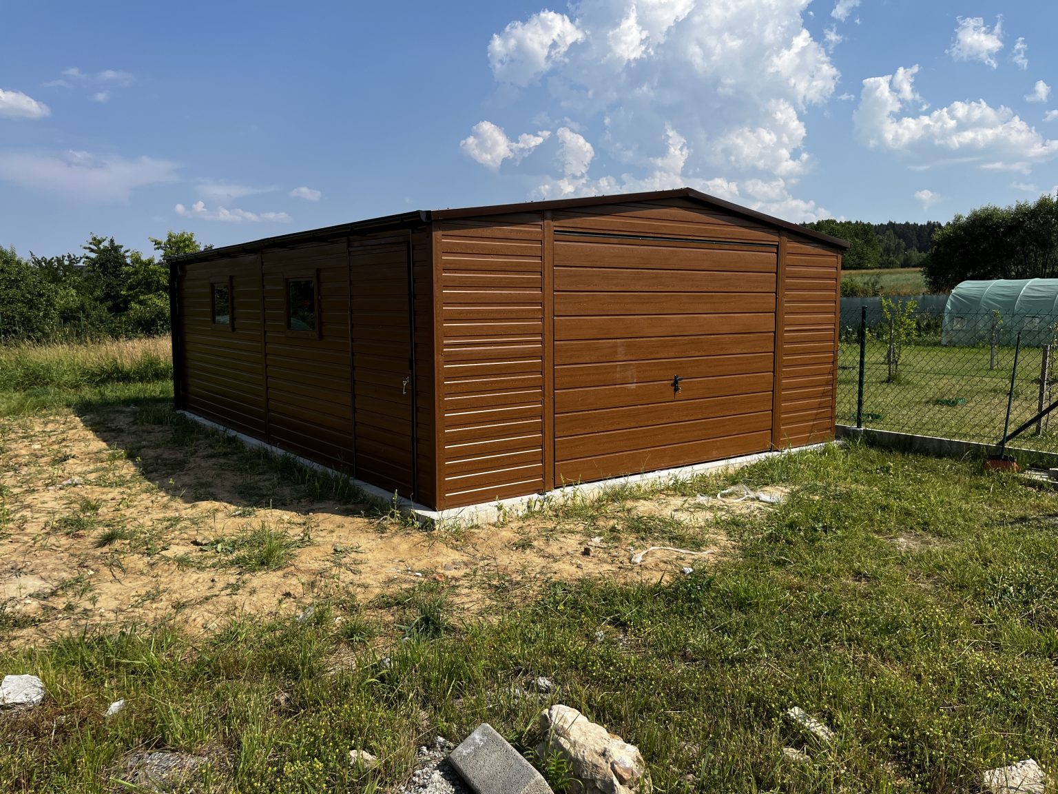 Garaż blaszany dwuspadowy 4x5 m w kolorze drewnopodobnym — producent Karstal