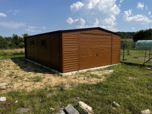 Garaż blaszany dwuspadowy 4x5 m w kolorze drewnopodobnym — producent Karstal