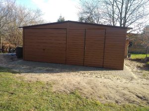 Garaż blaszany dwuspadowy 4x5 m w kolorze drewnopodobnym — producent Karstal