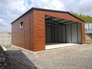 Garaż blaszany dwuspadowy 4x5 m w kolorze drewnopodobnym — producent Karstal