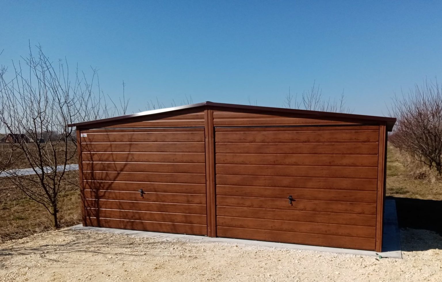 Garaż blaszany dwuspadowy 5x5 m w kolorze drewnopodobnym — producent Karstal