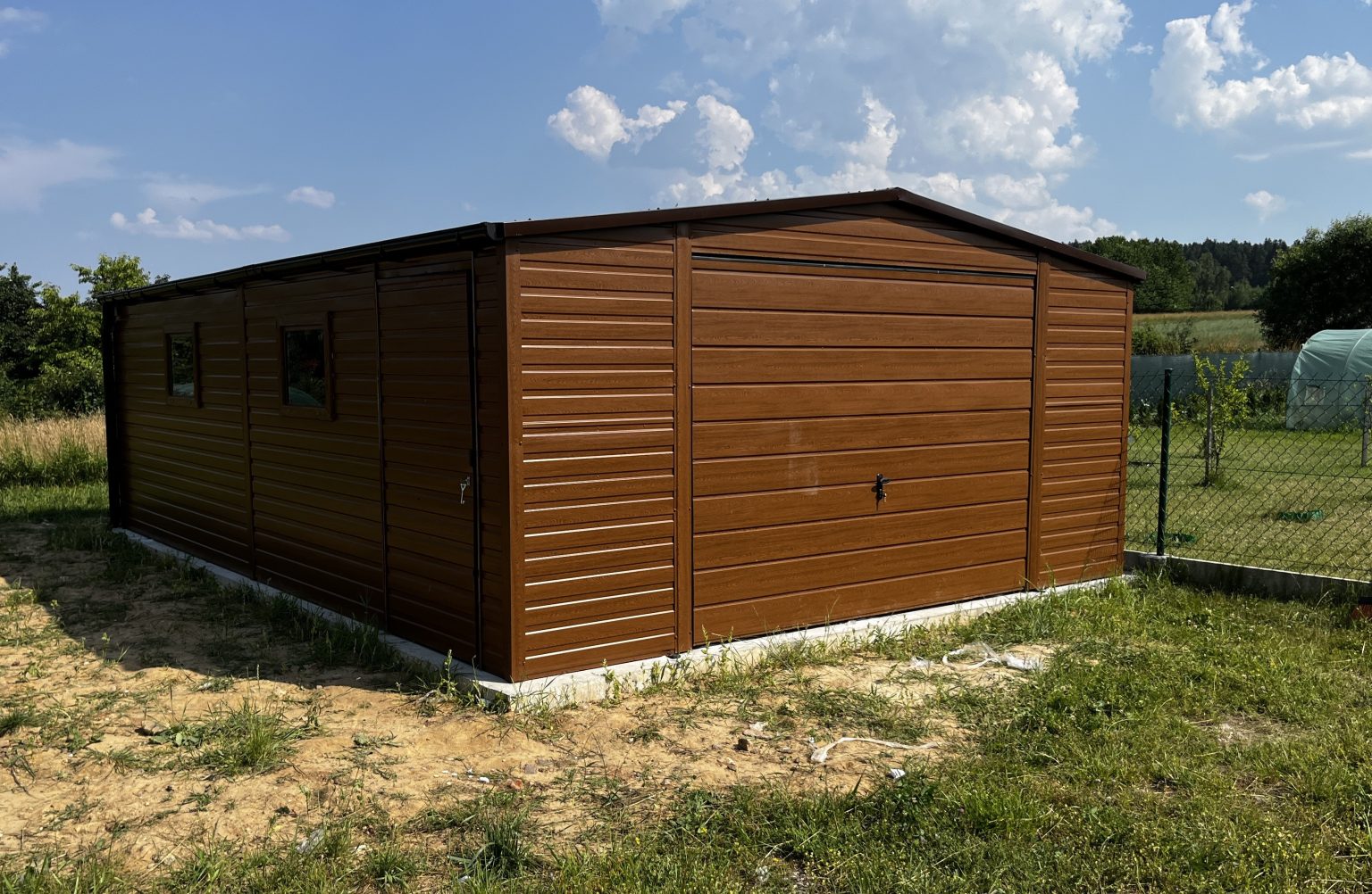Garaż blaszany dwuspadowy 5x5 m w kolorze drewnopodobnym — producent Karstal