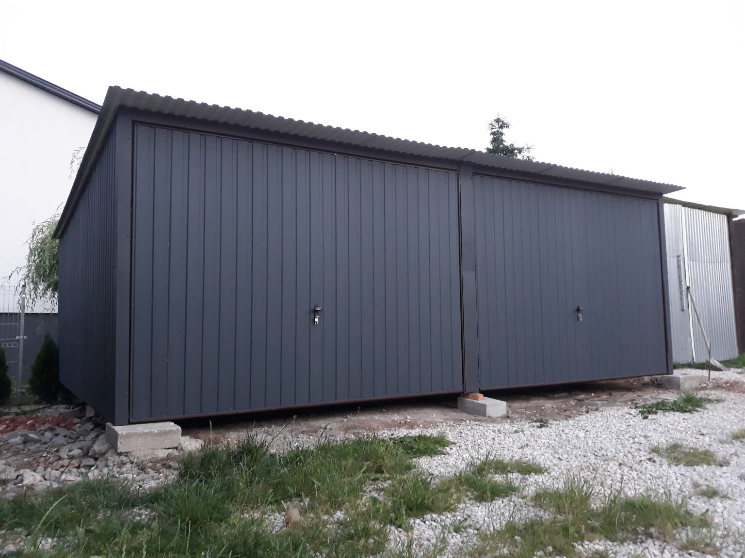 Garaż blaszany dwustanowiskowy 6x6 m z dachem jednospadowym — producent Karstal