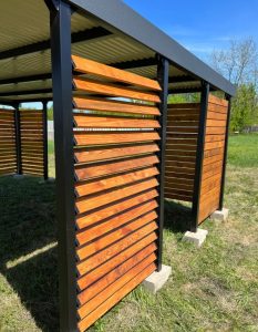 Wiata samochodowa 4x5 m z roletami i dachem trapezowym — producent Karstal