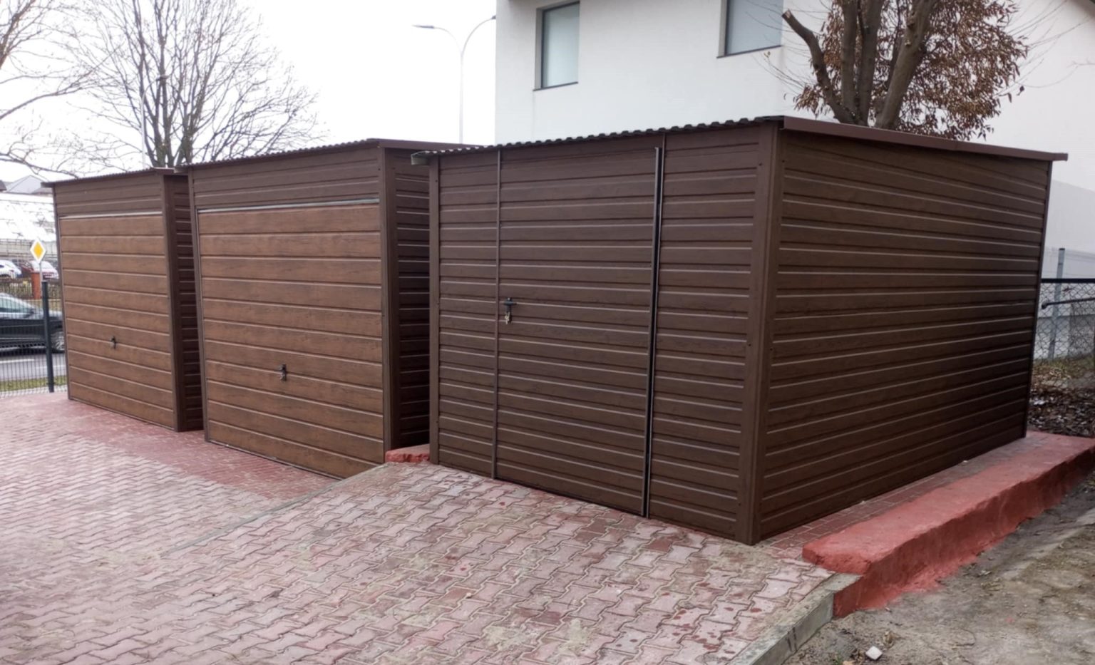 Garaż blaszany drewnopodobny 5x7 m z bramą dwuskrzydłową — producent Karstal