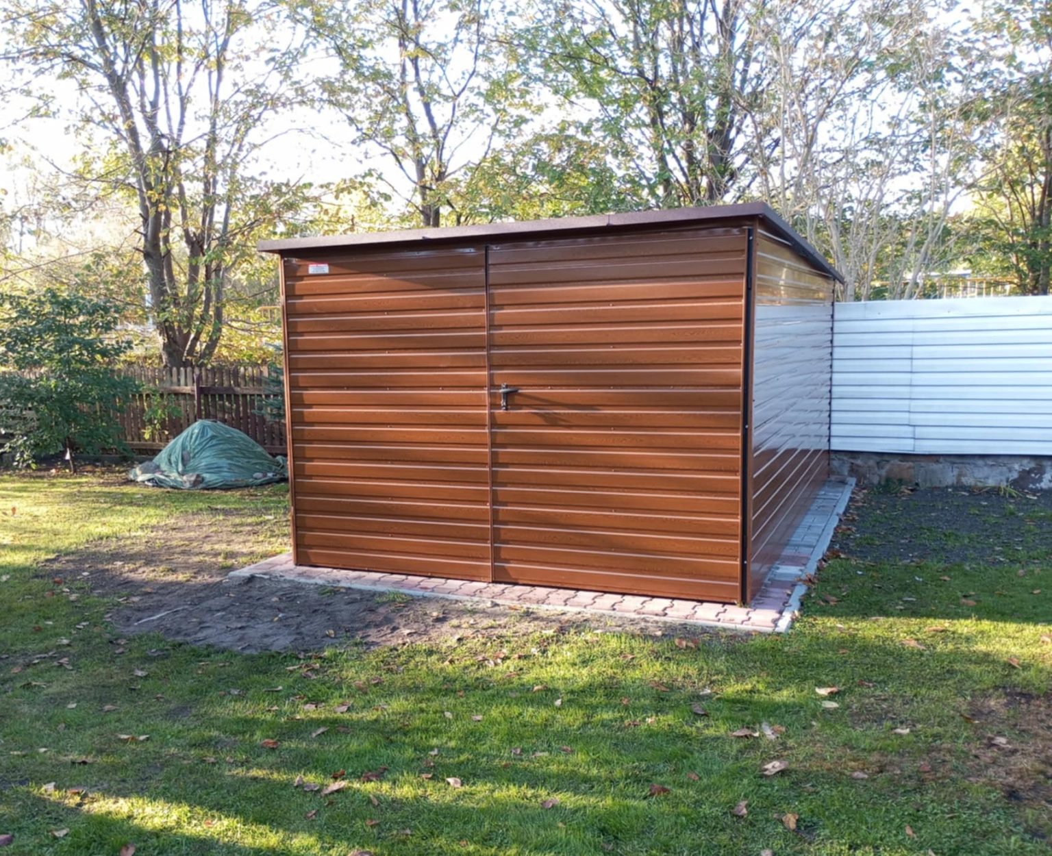 Garaż blaszany drewnopodobny 5x7 m z bramą dwuskrzydłową — producent Karstal