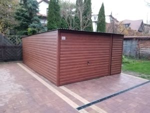 Garaż blaszany drewnopodobny 5x7 m z bramą dwuskrzydłową — producent Karstal