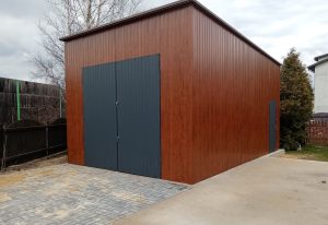 Garaż blaszany drewnopodobny 5x7 m z bramą dwuskrzydłową — producent Karstal