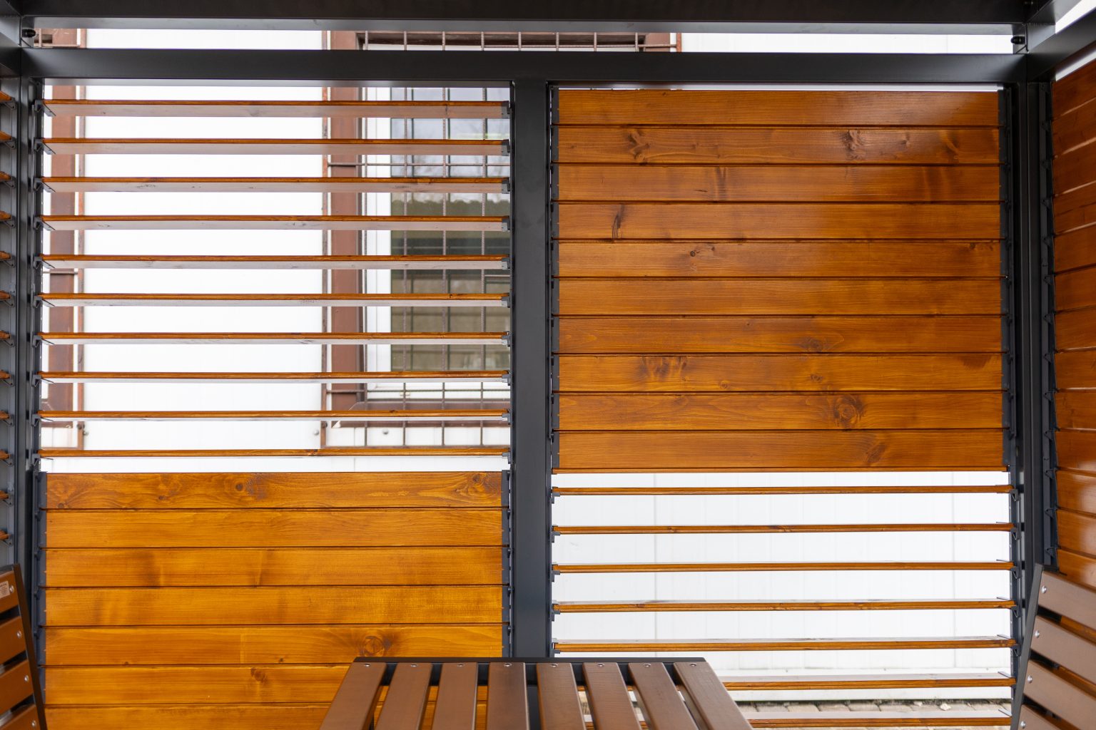 Pergola ogrodowa Toskana 4,1x3,4 m z drewnianymi żaluzjami – producent Karstal