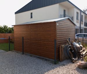 Domek narzędziowy blaszany 5x4 m z dachem dwuspadowym i blachą drewnopodobną — producent Karstal